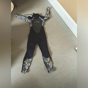 Girls size 10 O’neil wetsuit in excellent condition.